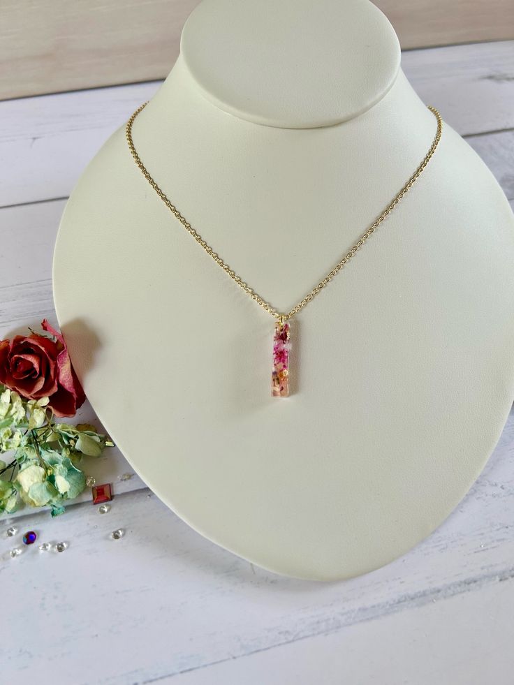 Sleek Bar Floral Resin Necklace