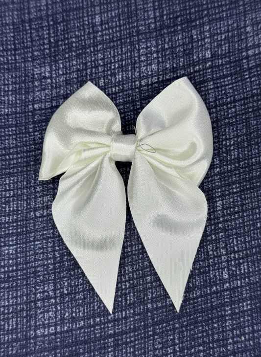 white medium size bow